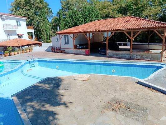 Kreta, Vryses: Wohngebäude mit Pool und Bergblick zu verkaufen – Ideale Investition im Apokoronas!