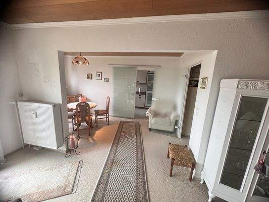 Blick vom Wohnzimmer in das Esszimmer