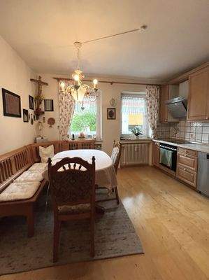 Große Küche mit Essbereich