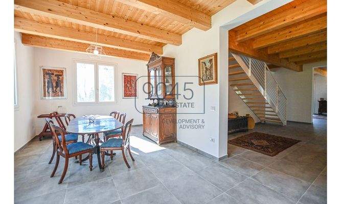 Zeitgemäße Landvilla in nachhaltiger Holzbauweise mit Panoramablick bei Potenza Picena