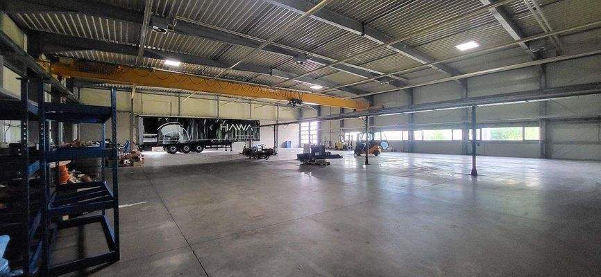 HALLE MIT VIEL PLATZ UND LICHT