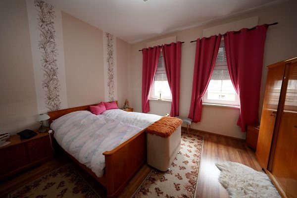 8 - Schlafzimmer EG.JPG