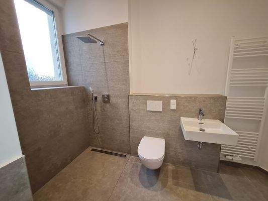 Bad mit Dusche und Wanne.jpg