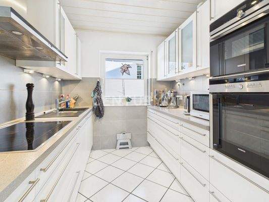 Moderne und große Einbauküche