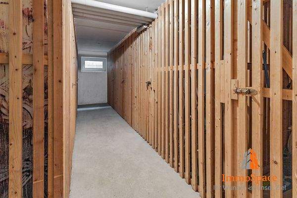 Blick zu den Kellerabteilen