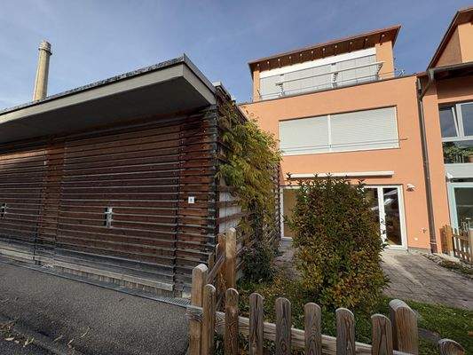 Garage mit elektrischem Garagentor