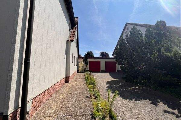 Garage und Stellplatz