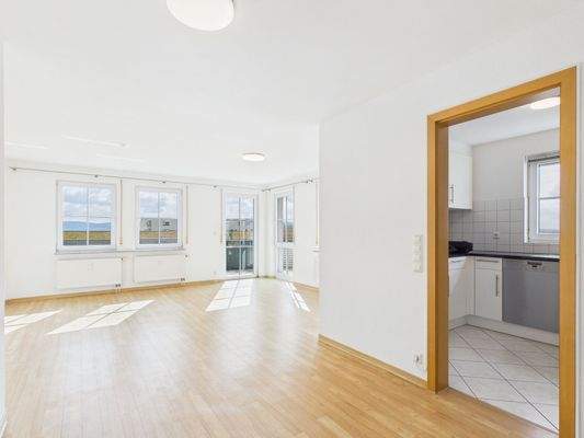 Wohnzimmer mit Blick in die Küche