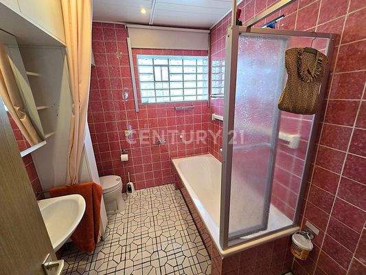 Badezimmer mit Wanne im Obergeschoss 