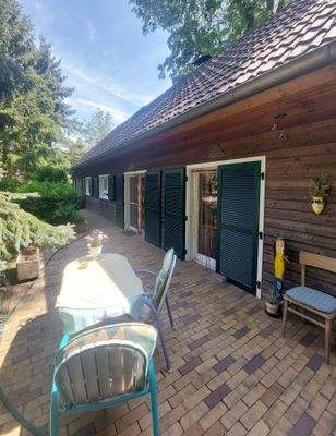 kleine Terrasse am Wohnhaus