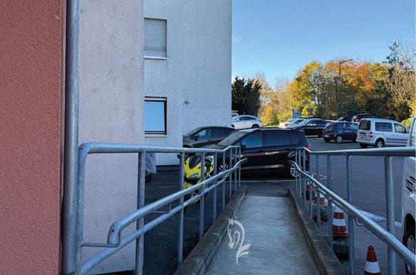 Zugang auch mit Rampe