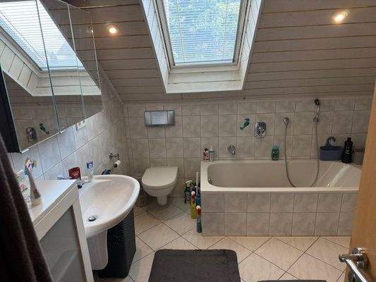 Bad mit Wanne und Dusche.jpeg