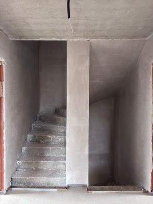 14. Treppenaufstieg OG in Spitzboden.jpeg