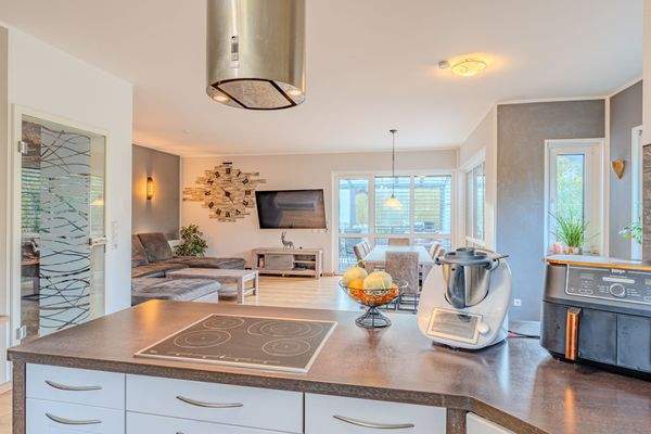 Wohn- und Essbereich mit offener Wohnküche - EG