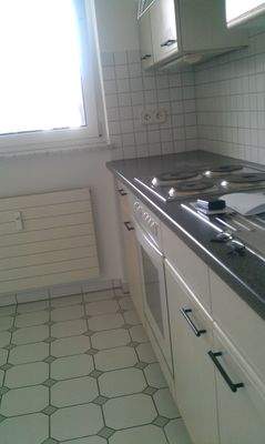 geschlossene Küche mit Einbauten