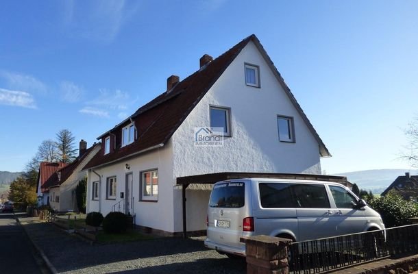 Seitenansicht mit Carport