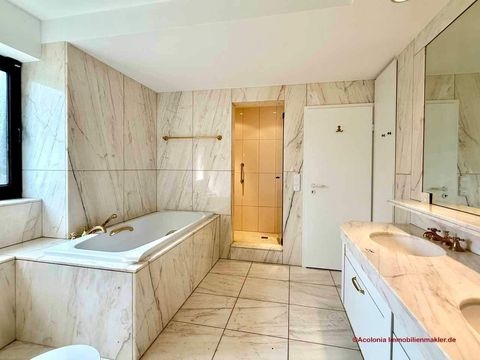 Marmorbad mit Fenster, Wanne und Dusche