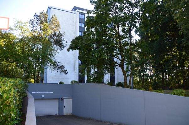 Blick auf die Zufahrt der Tiefgarage