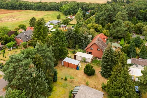 Lage nahe Feld und Wald