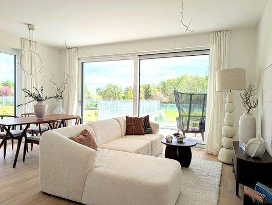 Großzügige Fensterfronten und Austritt zum Garten