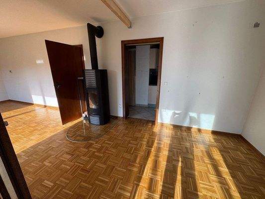 Wohnbereich mit Blick in die Küche