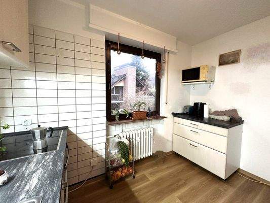 Die helle Küche mit Fenster, ...