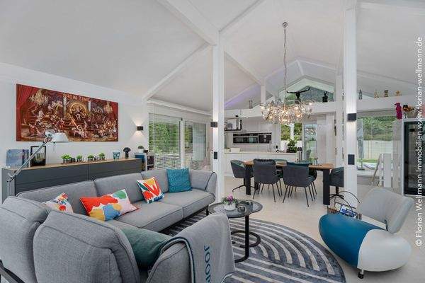 Fenster OG mit Holzjalousien und Fliegengittern