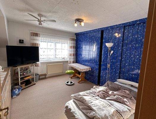 Schlafzimmer mit Wandschrank OG