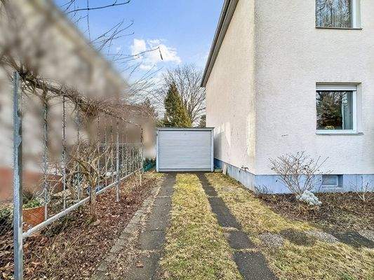 Garage und Zufahrt