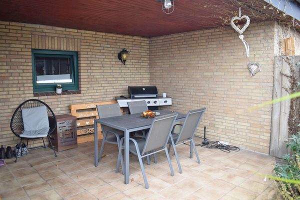 9059aAL-13 überdachte Terrasse Haus rechts