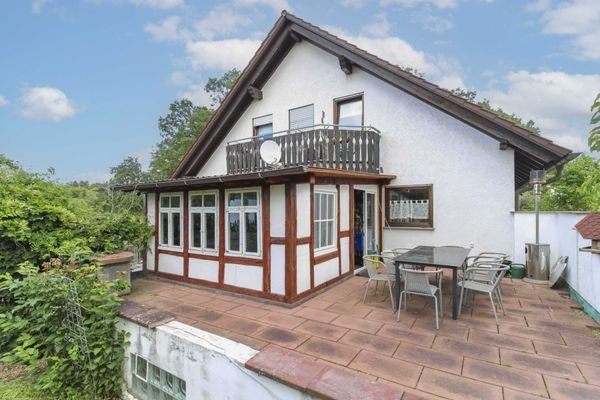 Hausansicht mit Terrasse