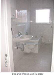 Bad mit Wanne und Fenster