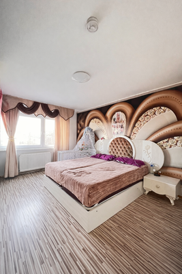 Großzügiges Schlafzimmer