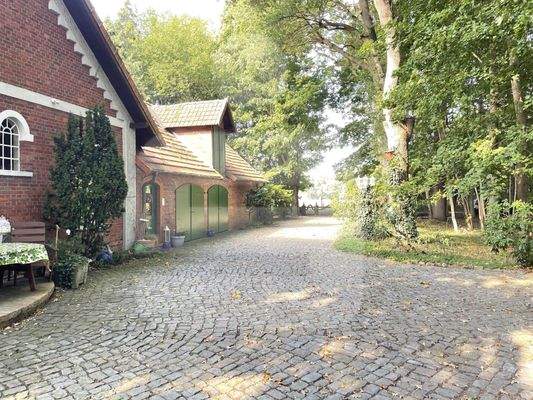 Hofzufahrt - Nebengebäude mit Doppelgarage