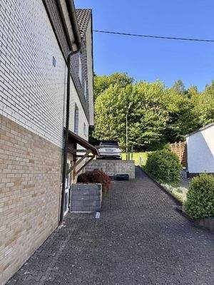 seitlicher Eingang zur Einliegerwohnung