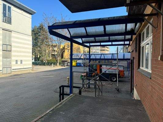 Laderampe und Parkplätze