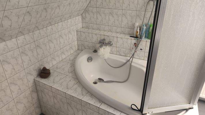 Eckbadewanne im Bad.jpg