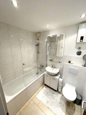 Badezimmer mit Badewanne und integr. Dusche