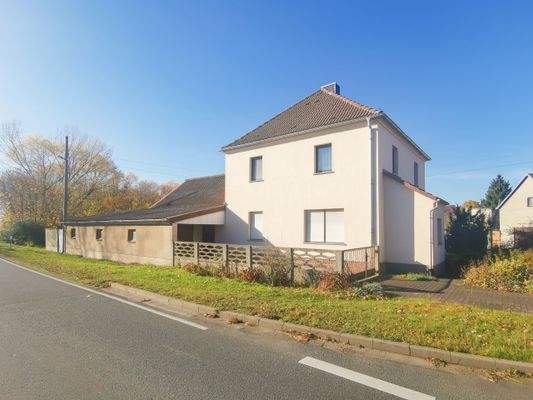 Hausansicht mit Garage/Werkst.