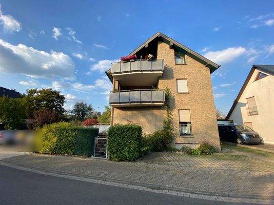 Seitenansicht mit Tor zur Souterrain Wohnung und Stellplätzen