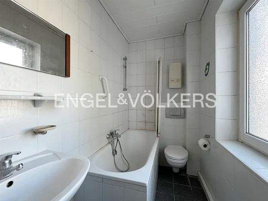 Tageslichtbad mit Wanne im EG