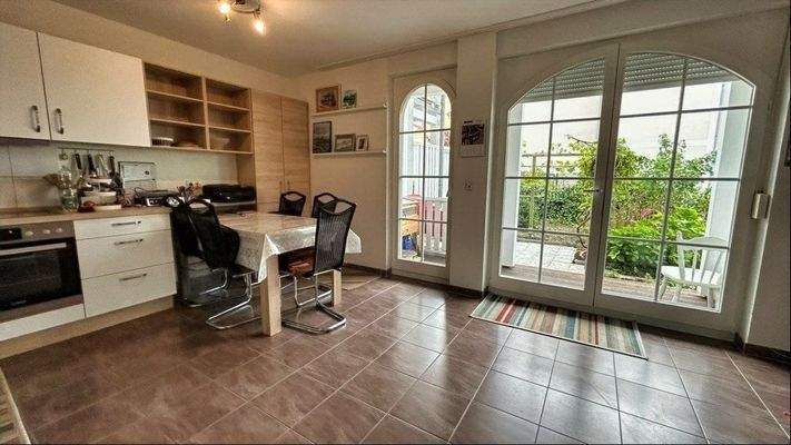 Wohnzimmer mit moderner Küche