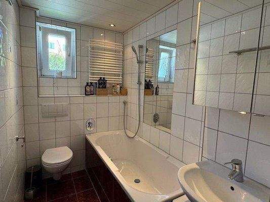 EG/OG: Bad mit Wanne, Waschtisch und WC