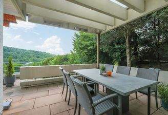 Überdachte Terrasse mit Ausblick