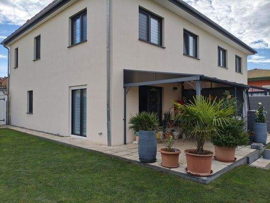 Haus hinten mit Terrasse