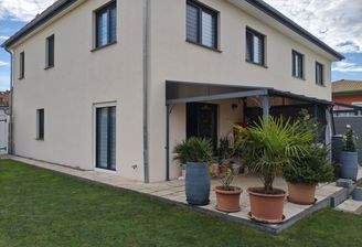 Haus hinten mit Terrasse