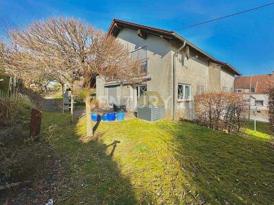 Außenansicht mit wunderschönem Garten