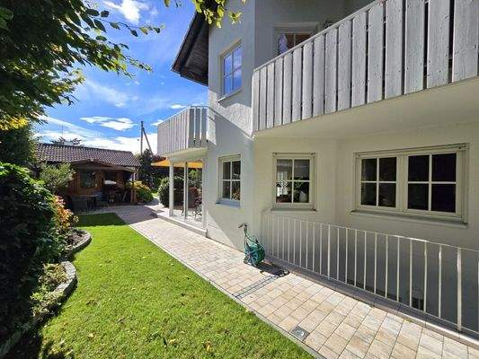 Kellertreppe Einliegerwohnung und Hausansicht Seite