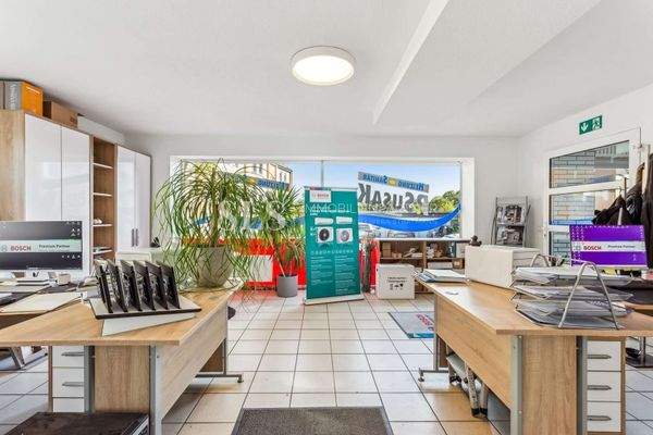 Gewerbe rechts - Hausnummer 9