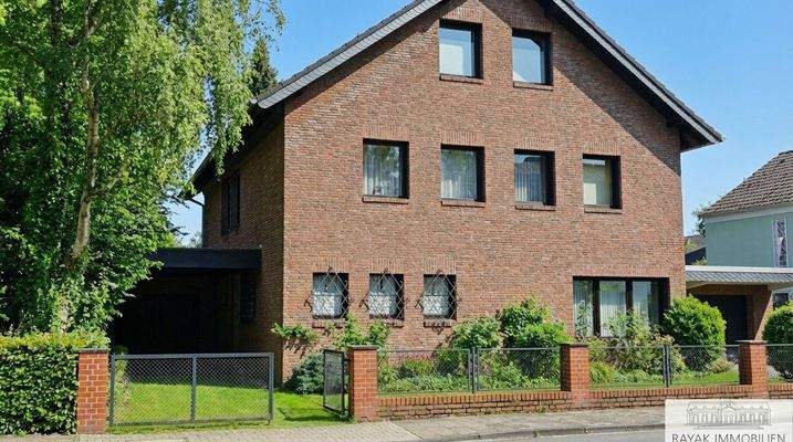 Hausfront mit Garage